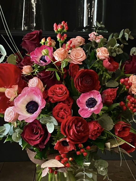 Букет «Вишневый поцелуй» с алыми ранункулюсами, розами и антуриумом  &mdash; Городской букет