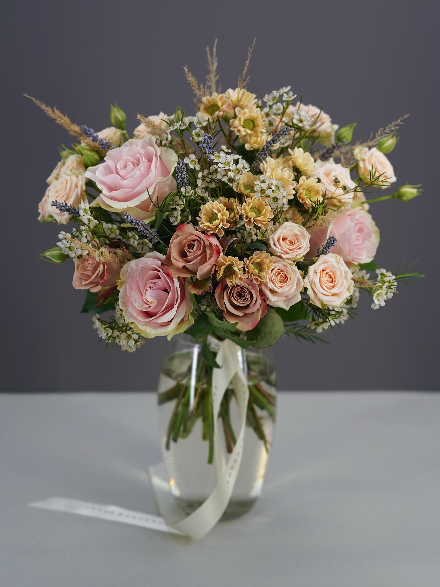 Винтажный букет «Таира» с кремовыми розами Капучино, хризантемами и лавандой  фото 1 — Городской букет