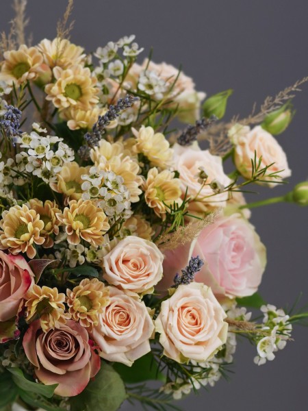 Винтажный букет «Таира» с кремовыми розами Капучино, хризантемами и лавандой  фото 3 — Городской букет
