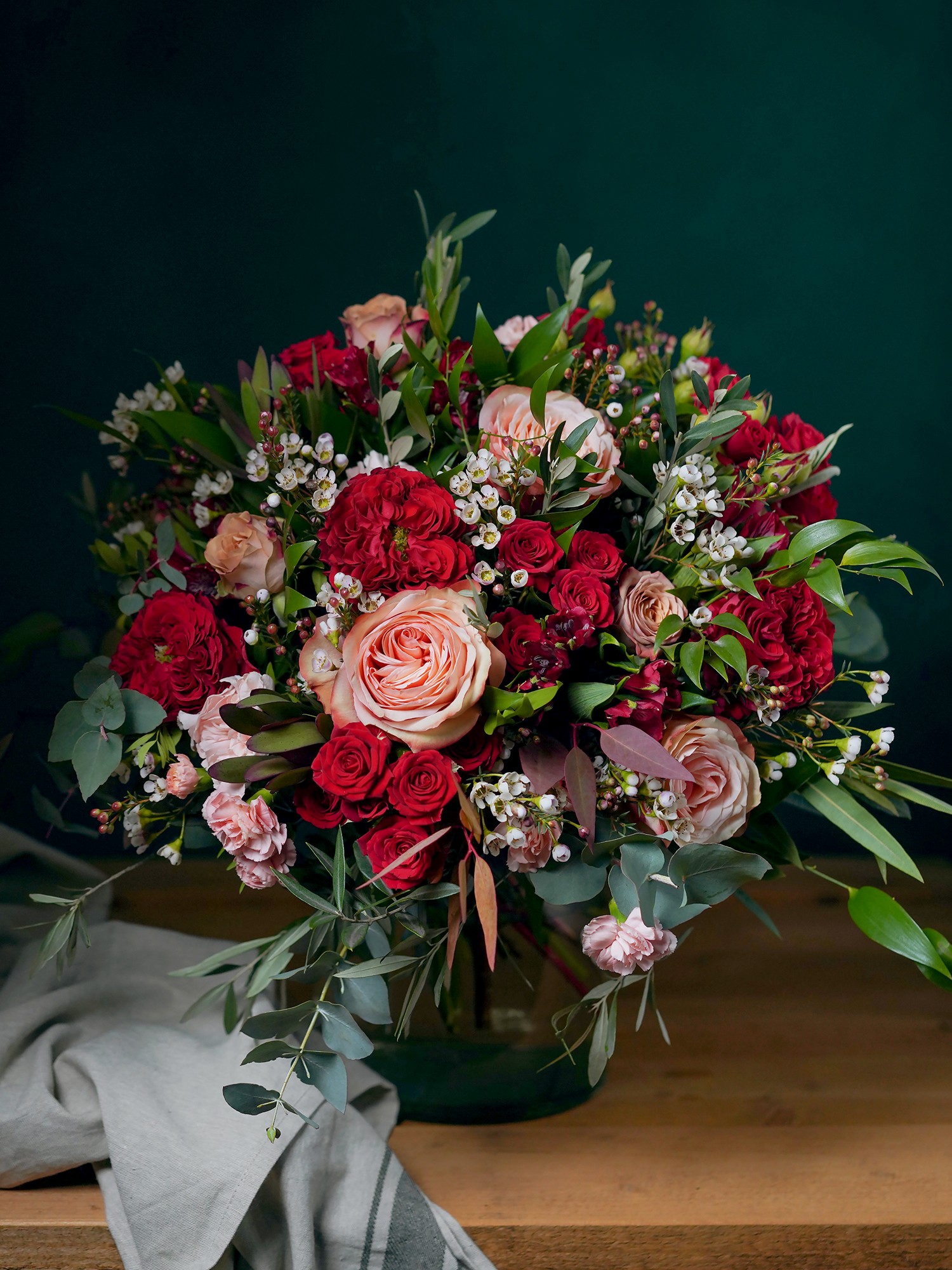 Букет «Бригитта» из красных и кремовых роз изысканных сортов фото 1 — Городской букет
