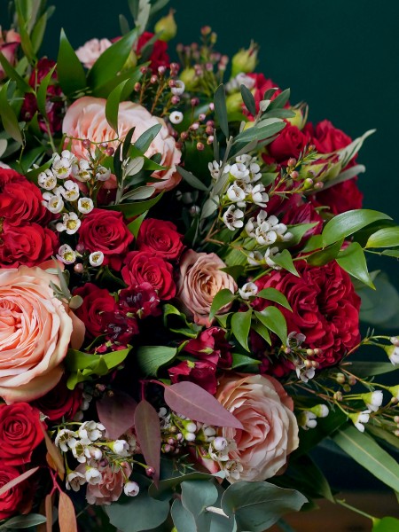 Букет «Бригитта» из красных и кремовых роз изысканных сортов фото 2 — Городской букет