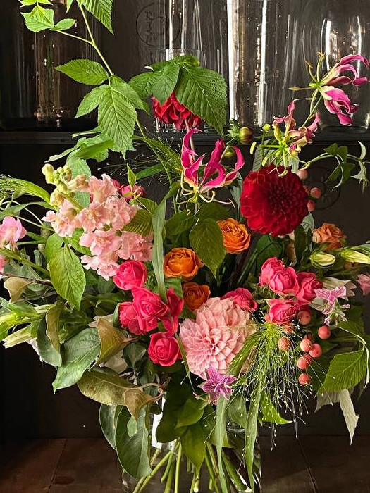 Букет с георгинами «Дикий сад» — Городской букет