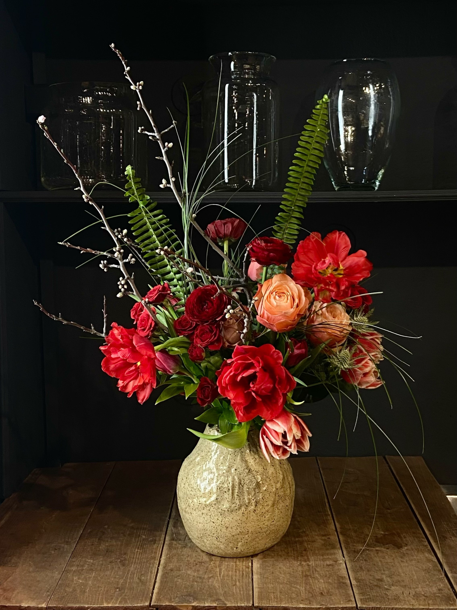 Букет «Кэтрин» в ярко-алой гамме с тюльпанами фото 1 &mdash; Городской букет