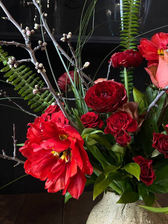 Букет «Кэтрин» в ярко-алой гамме с тюльпанами &mdash; Городской букет