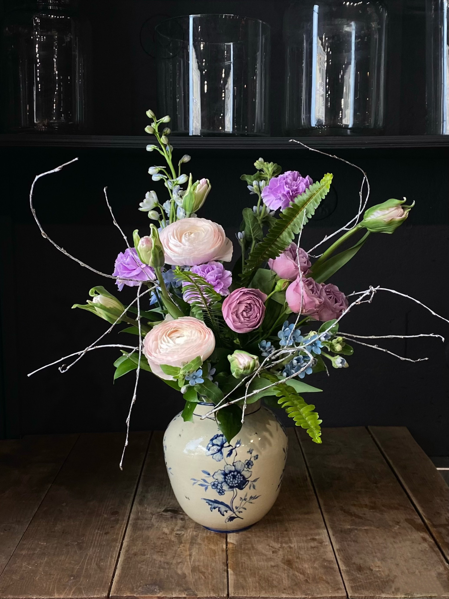 Букет «Хлоя» в лилово-голубой палитре с ранункулюсами фото 1 &mdash; Городской букет