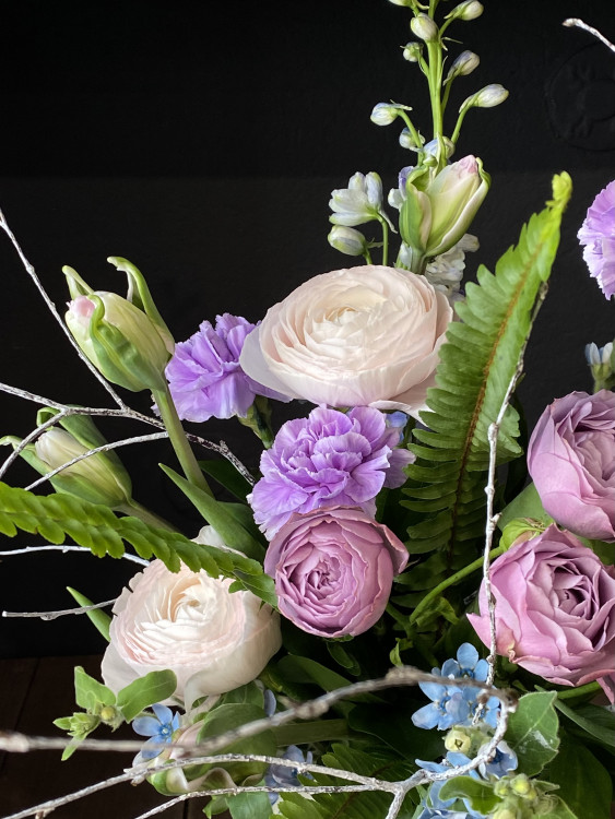 Букет «Хлоя» в лилово-голубой палитре с ранункулюсами &mdash; Городской букет