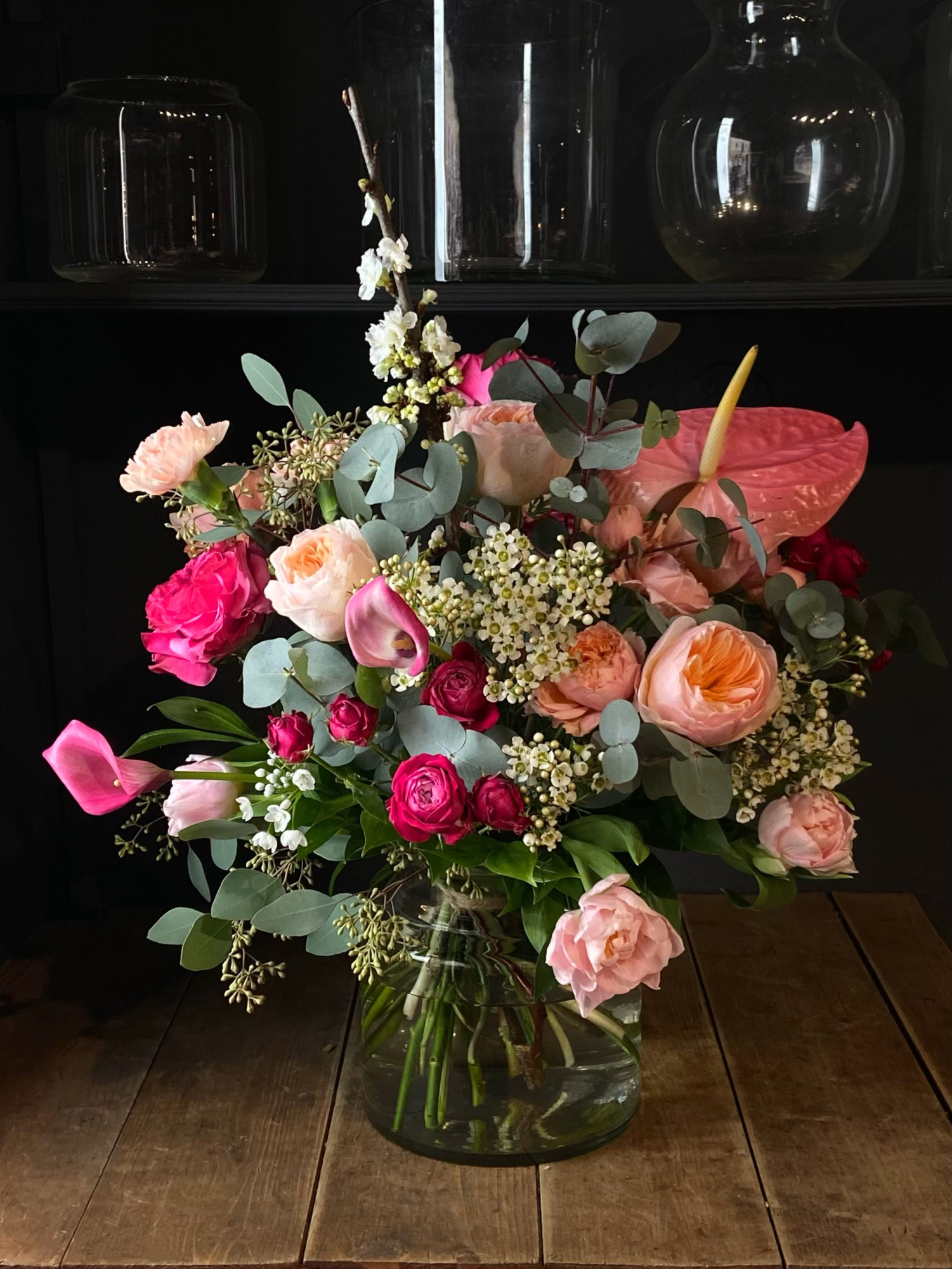 Букет «Румяный рассвет» с персиковыми розами и антуриумом фото 1 &mdash; Городской букет