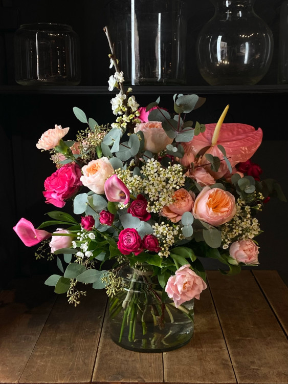 Букет «Румяный рассвет» с персиковыми розами и антуриумом &mdash; Городской букет