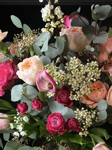 Букет «Румяный рассвет» с персиковыми розами и антуриумом фото 2 &mdash; Городской букет