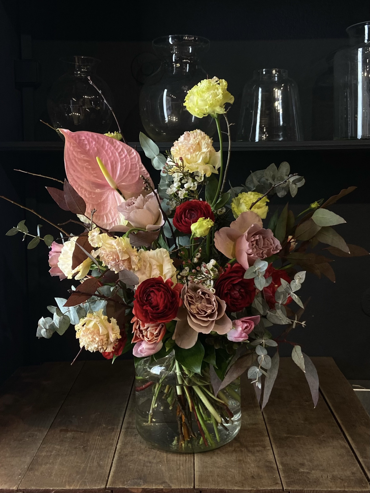 Букет «Вечерний сад» с нежной эустомой, пудровой розой и алыми ранункулюсами фото 1 &mdash; Городской букет