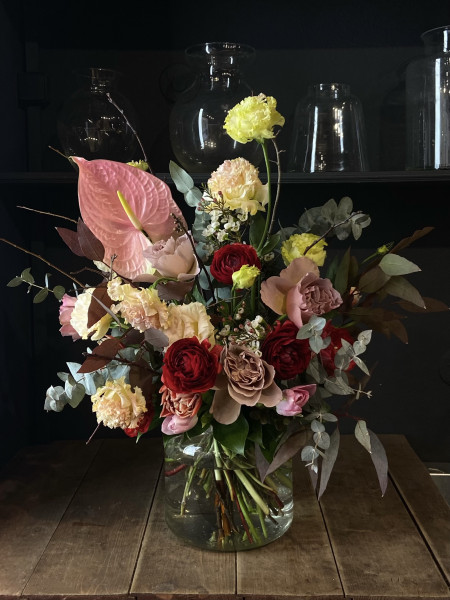 Букет «Вечерний сад» с нежной эустомой, пудровой розой и алыми ранункулюсами фото 1 &mdash; Городской букет