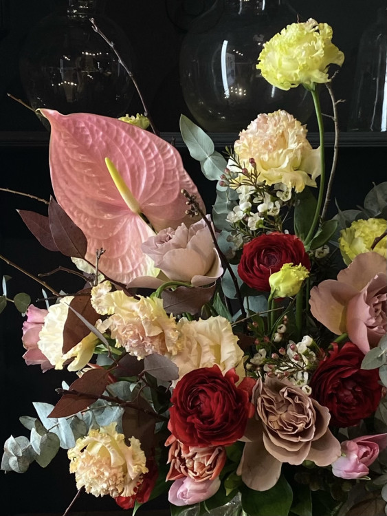 Букет «Вечерний сад» с нежной эустомой, пудровой розой и алыми ранункулюсами &mdash; Городской букет