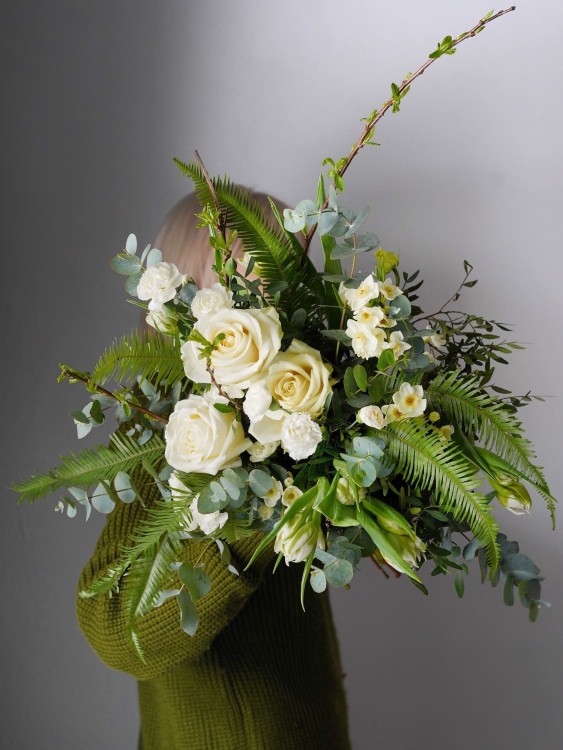 Букет «Лоретта» в освежающей бело-зеленой гамме — Городской букет