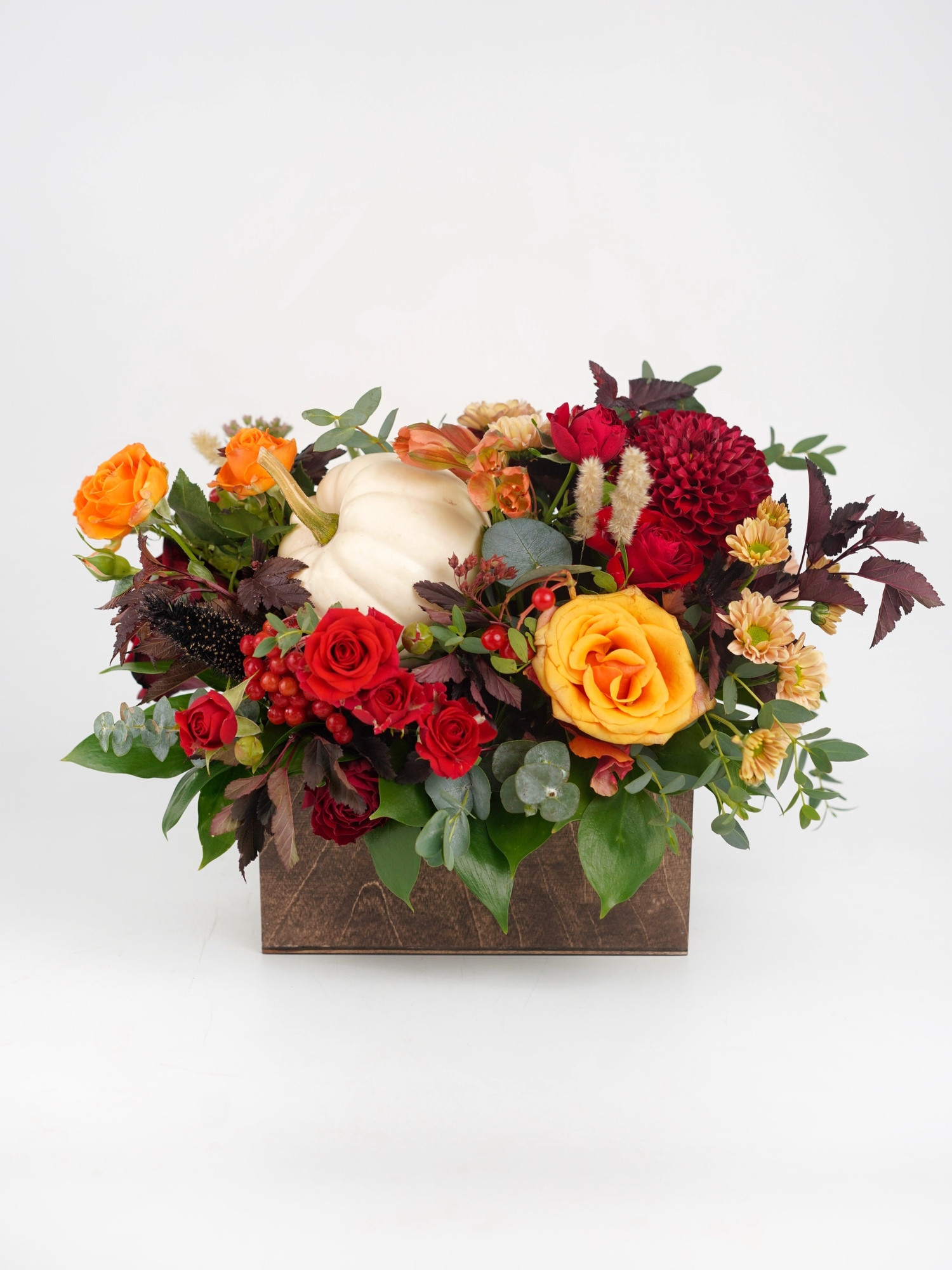 Осенний ящик с тыквой и красными цветами фото 1 — Городской букет
