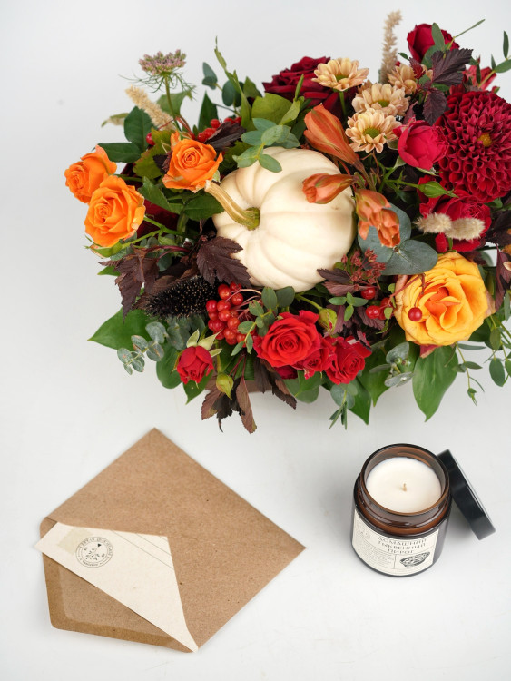 Осенний ящик с тыквой и красными цветами — Городской букет