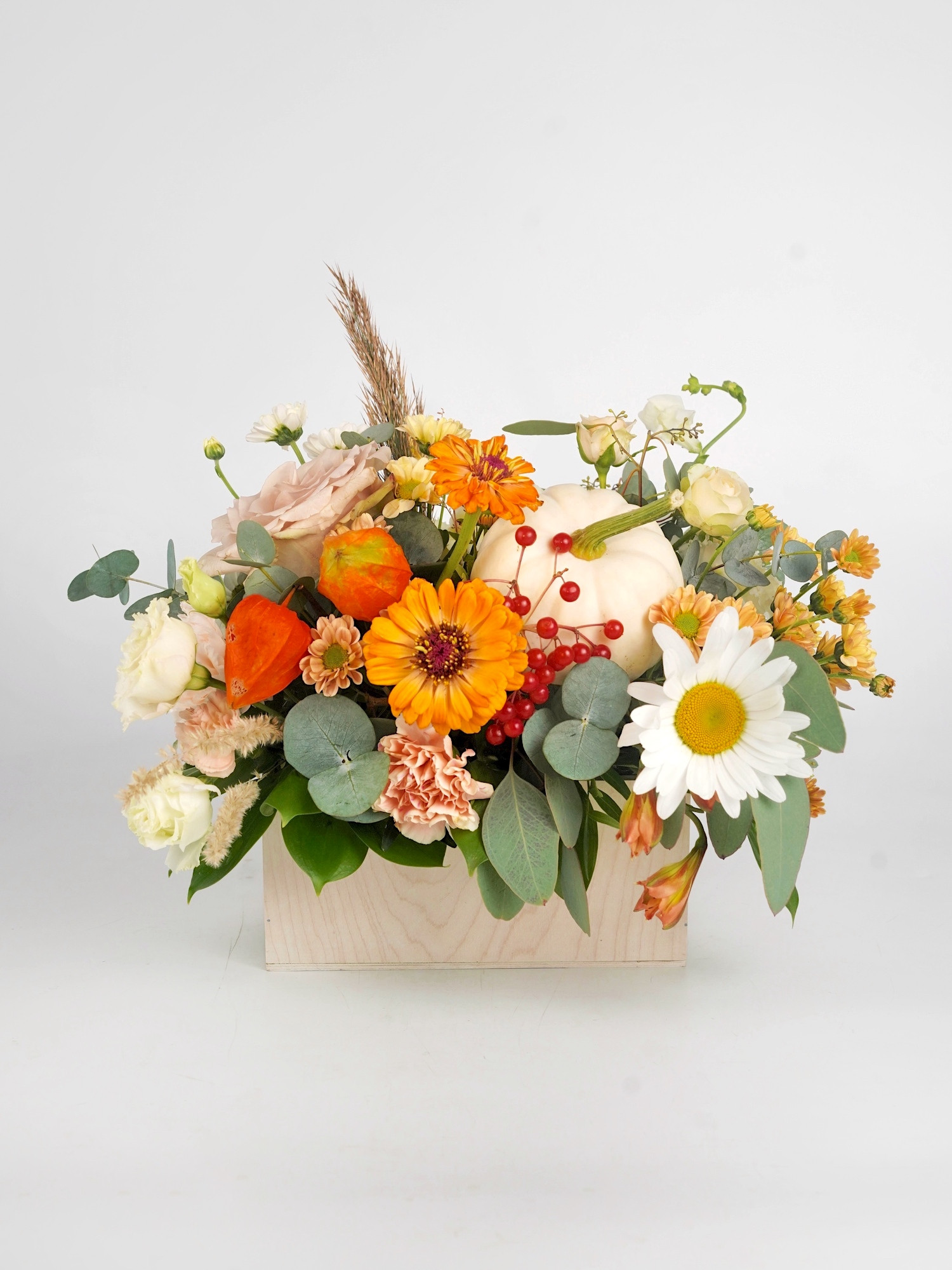 Осенний ящик с тыквой и светлыми цветами фото 1 — Городской букет