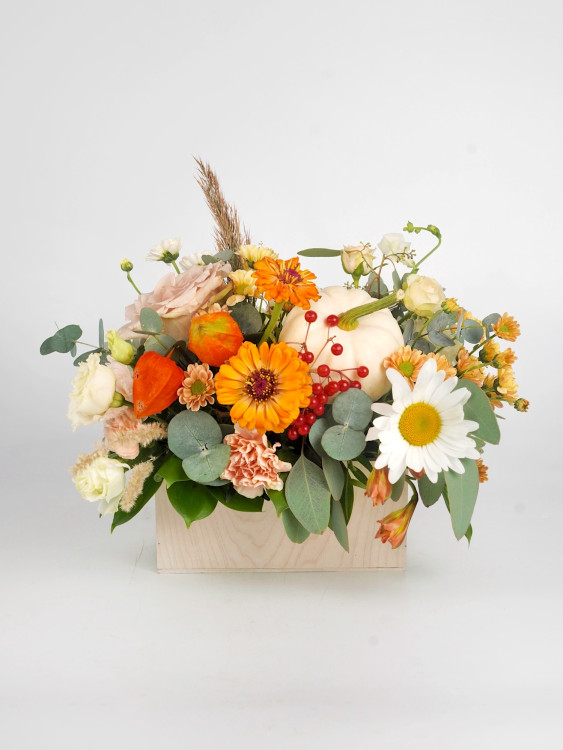 Осенний ящик с тыквой и светлыми цветами — Городской букет