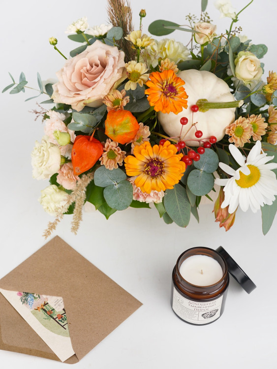 Осенний ящик с тыквой и светлыми цветами — Городской букет