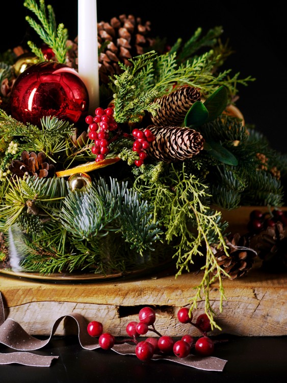 Хвойная композиция «Винсент» в праздничной красно-зеленой гамме — Городской букет