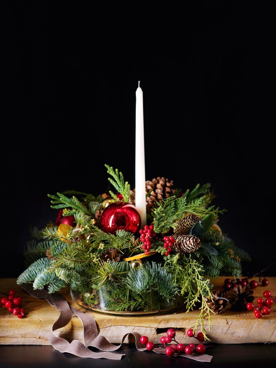 Хвойная композиция «Винсент» в праздничной красно-зеленой гамме — Городской букет