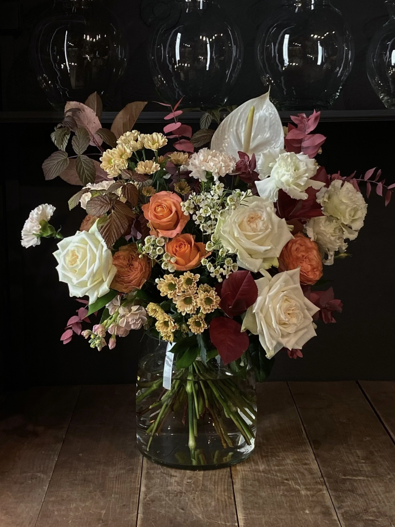 Элегантный букет «Осень на Покровке» с розами Охара и белым антуриумом фото 1 — Городской букет