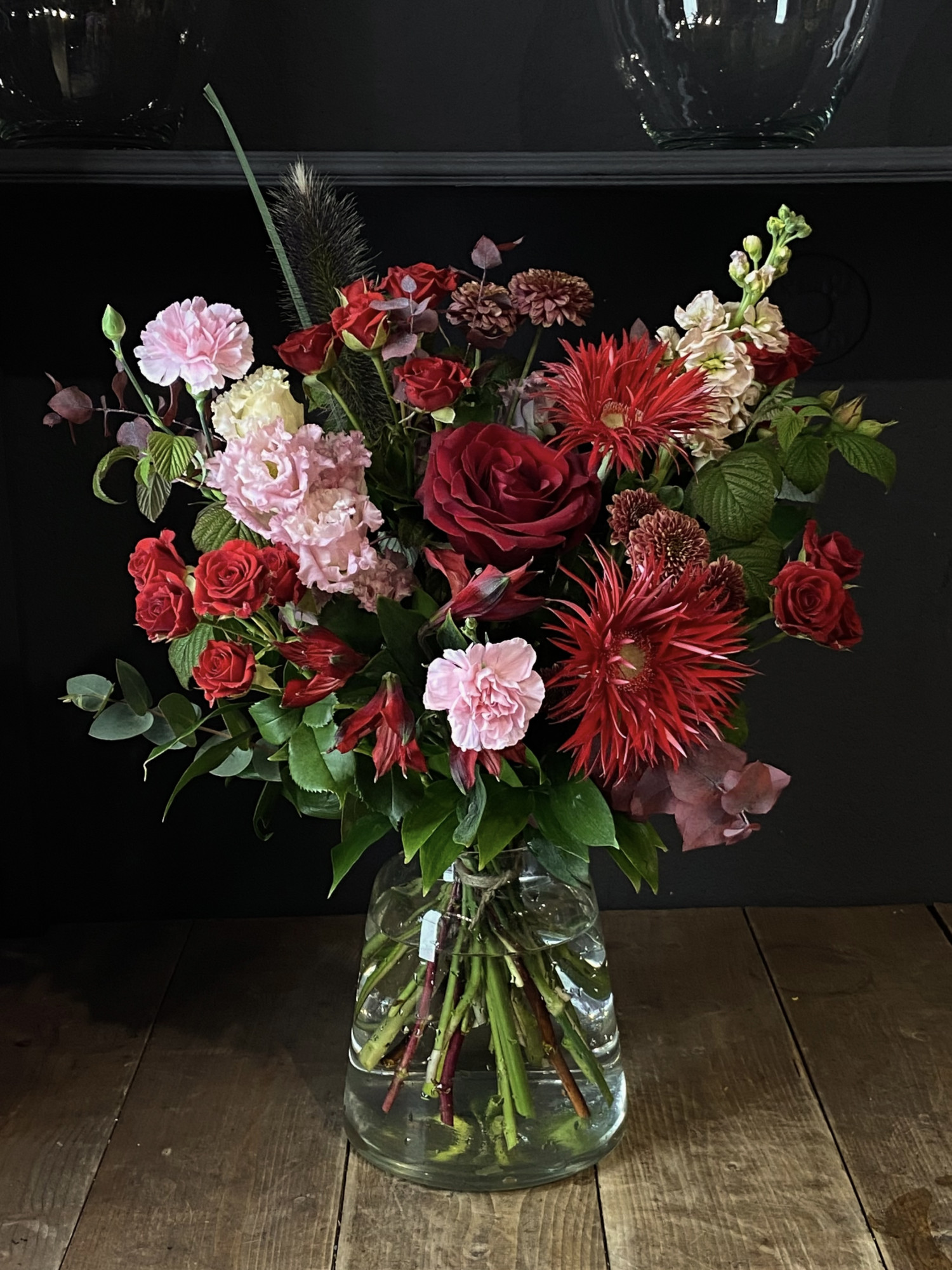 Букет «Бархатное цветение» с алыми розами и гвоздиками фото 1 — Городской букет