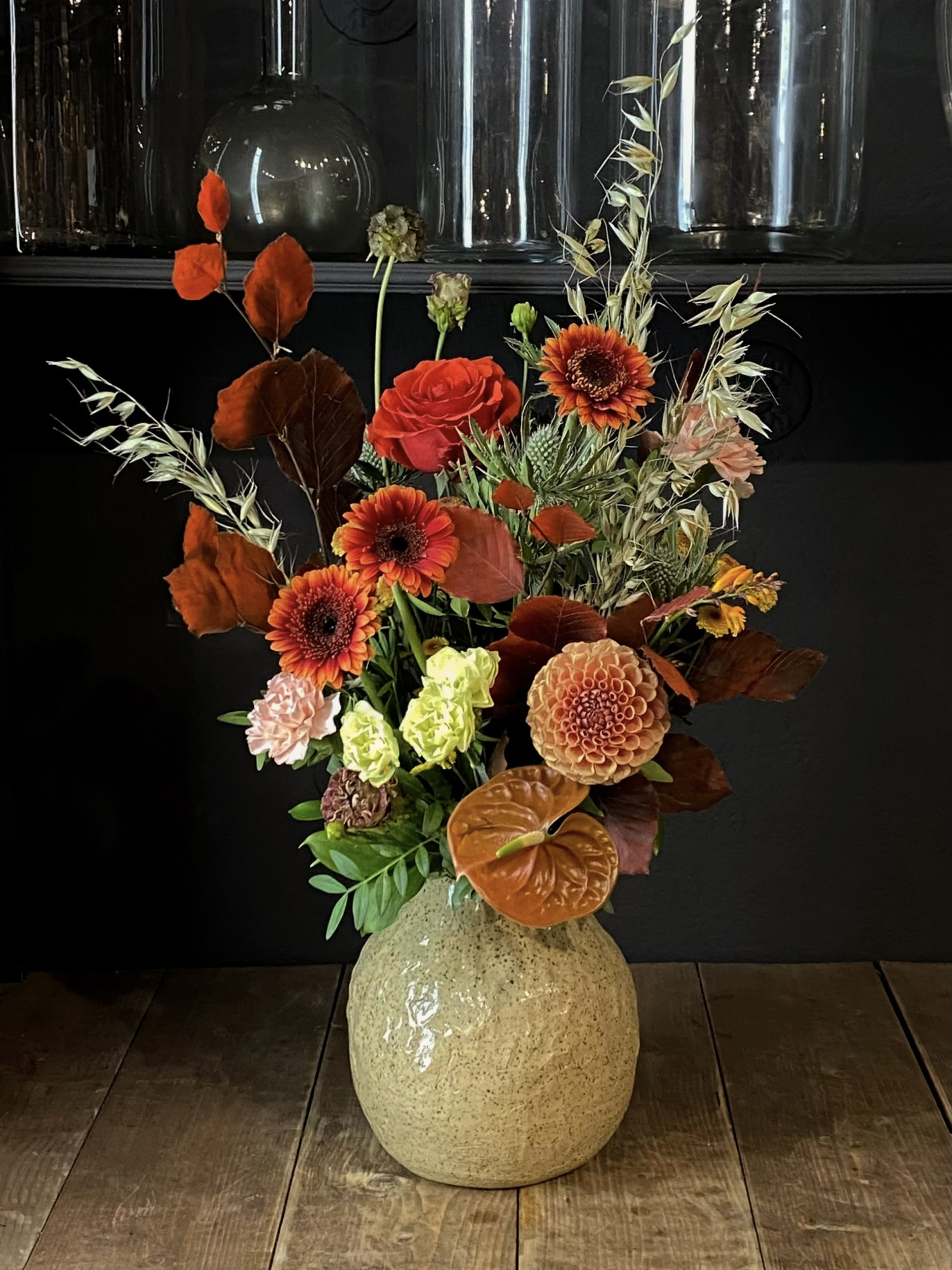 Букет «Тихая роскошь» с антуриумом и лизиантусом фото 1 — Городской букет