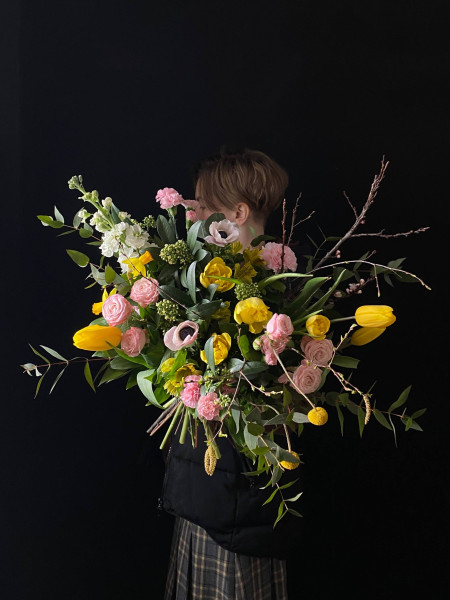 Букет «Жизель» в розово-желтой гамме с весенними цветами  фото 1 &mdash; Городской букет
