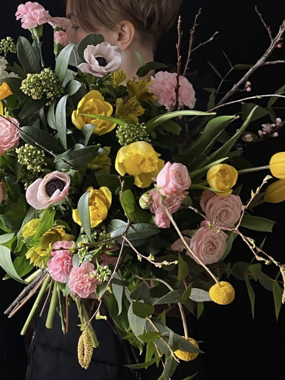 Букет «Жизель» в розово-желтой гамме с весенними цветами  &mdash; Городской букет