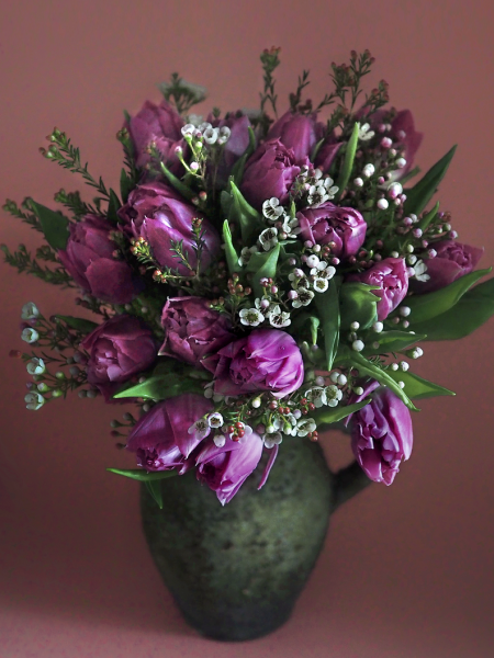 Букет «Урсула» из пурпурных тюльпанов и хамелациума фото 5 — Городской букет