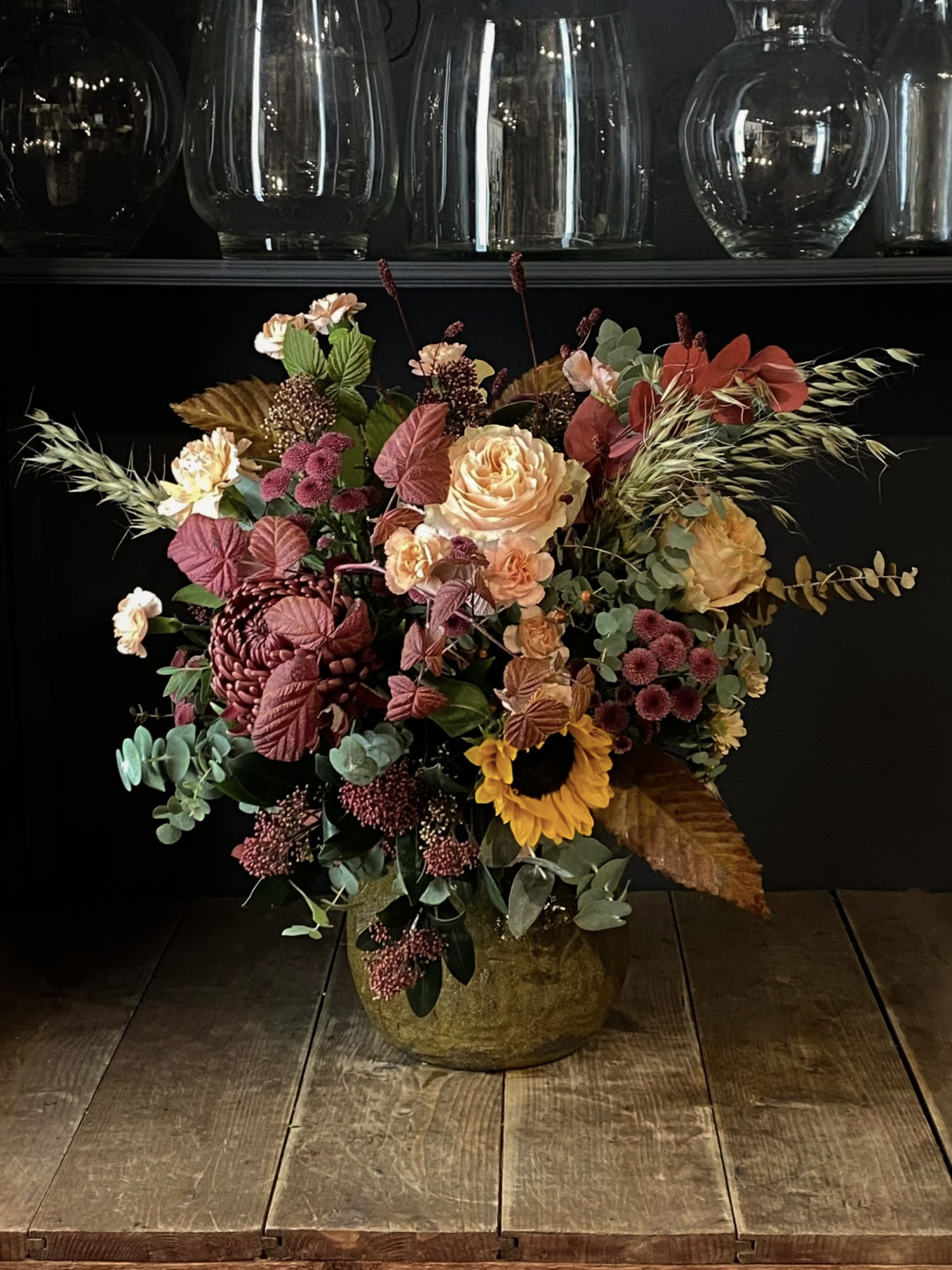 Элегантный букет «Сияние осени» с нежно-кремовыми розами и хризантемой фото 1 — Городской букет