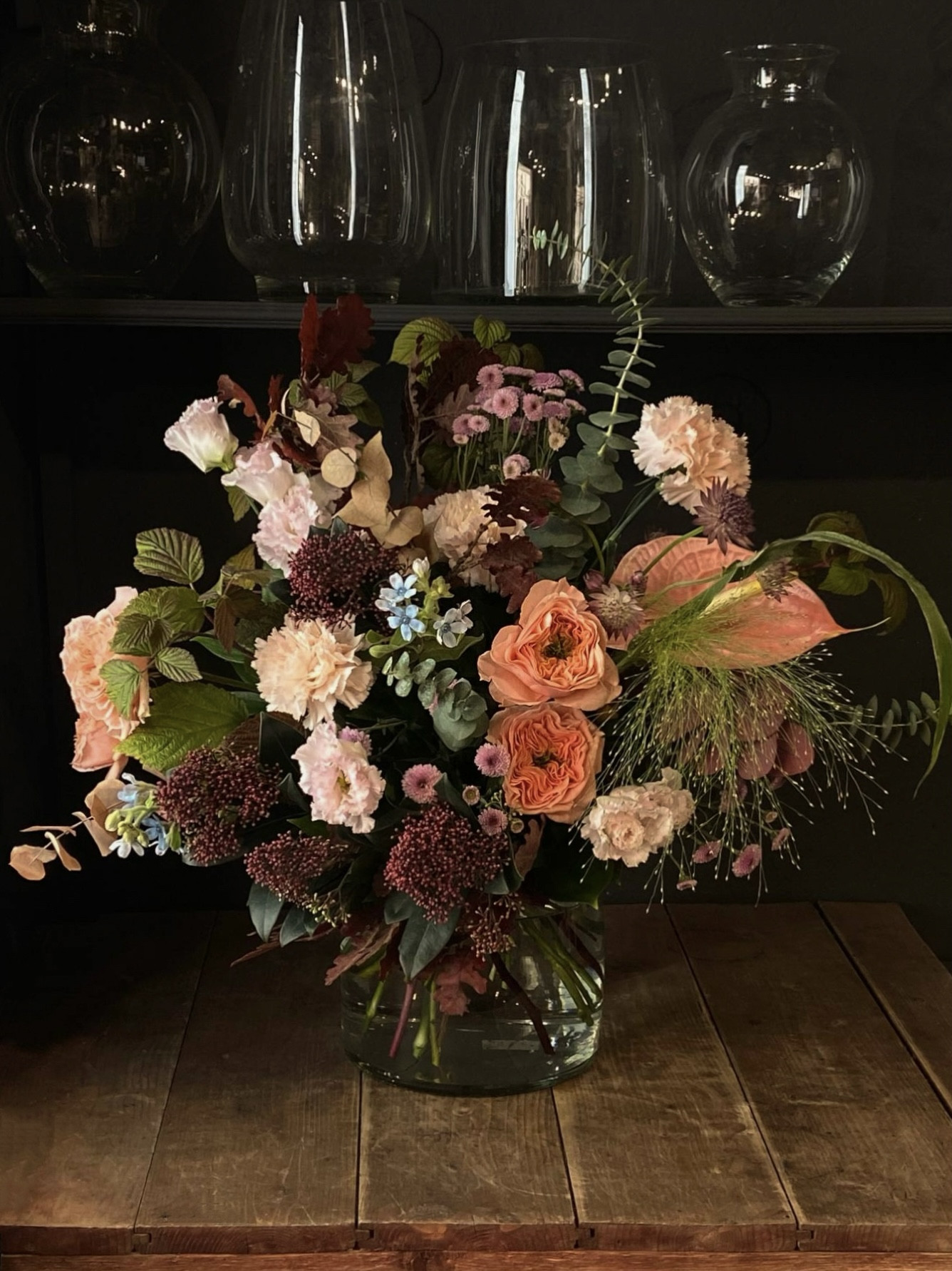 Элегантный букет «Вечерний ноябрь» с нежными розами и воздушной зеленью фото 1 — Городской букет