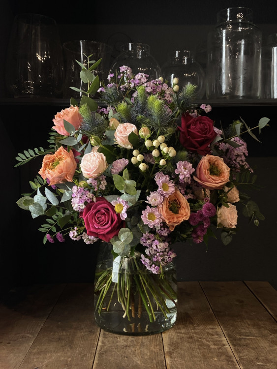 Изысканный букет «Шелк» с пионовидными и классическими розами — Городской букет