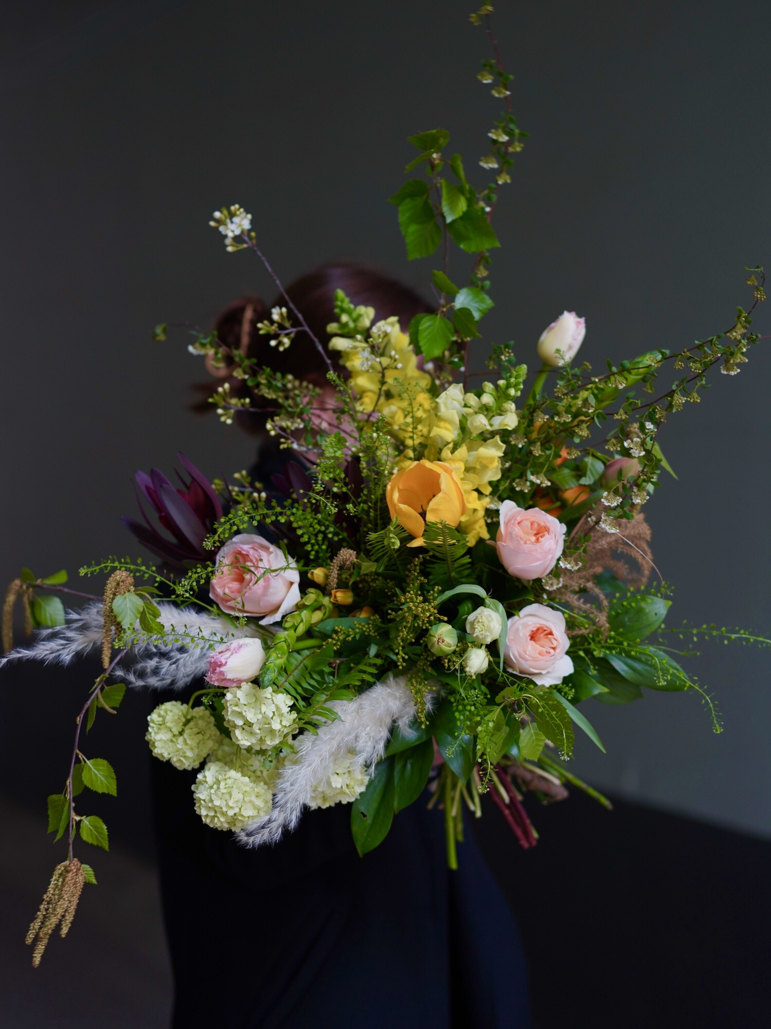 Весенний букет с персиковой пионовидной розой  фото 1 &mdash; Городской букет