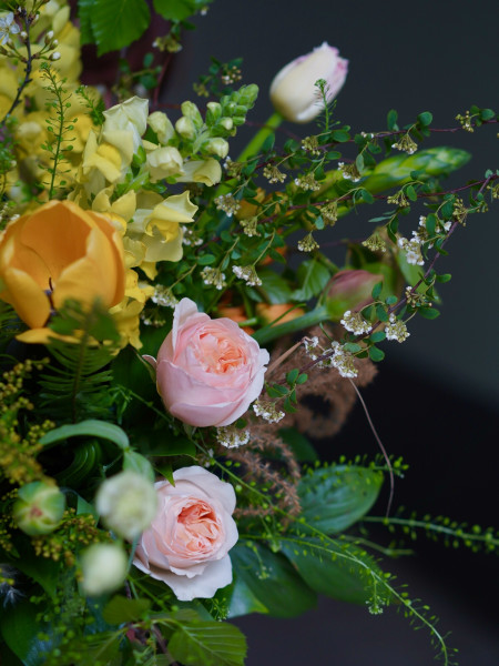 Весенний букет с персиковой пионовидной розой  фото 2 &mdash; Городской букет