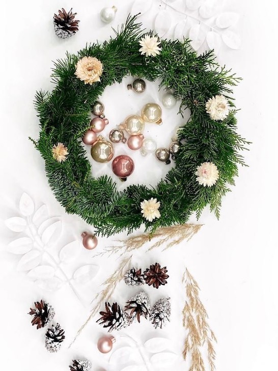 Набор «Рождественский венок» в нежно-розовой гамме — Городской букет