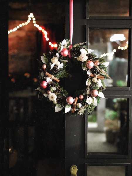 Набор «Рождественский венок» в нежно-розовой гамме фото 3 — Городской букет
