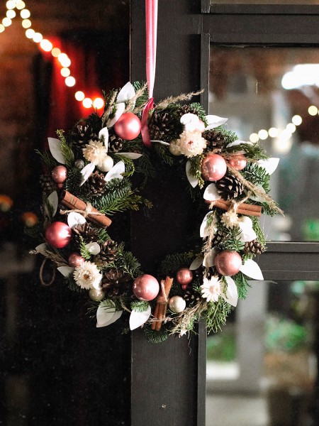 Набор «Рождественский венок» в нежно-розовой гамме фото 2 — Городской букет