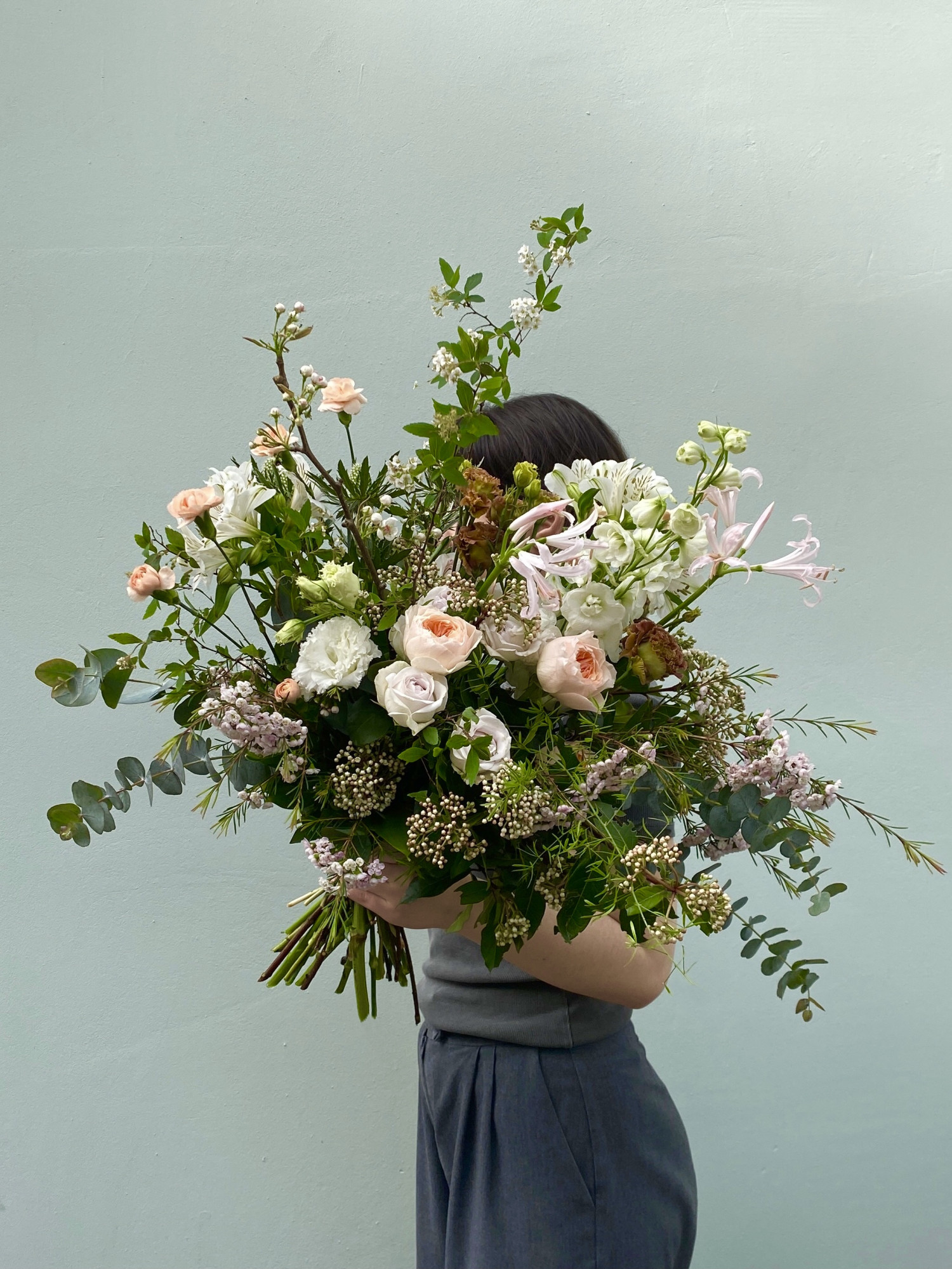 Букет «Этюд» в нежной светлой гамме с весенними ветками   фото 1 &mdash; Городской букет