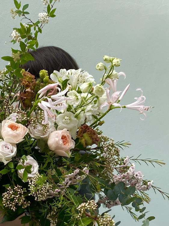 Букет «Этюд» в нежной светлой гамме с весенними ветками   &mdash; Городской букет