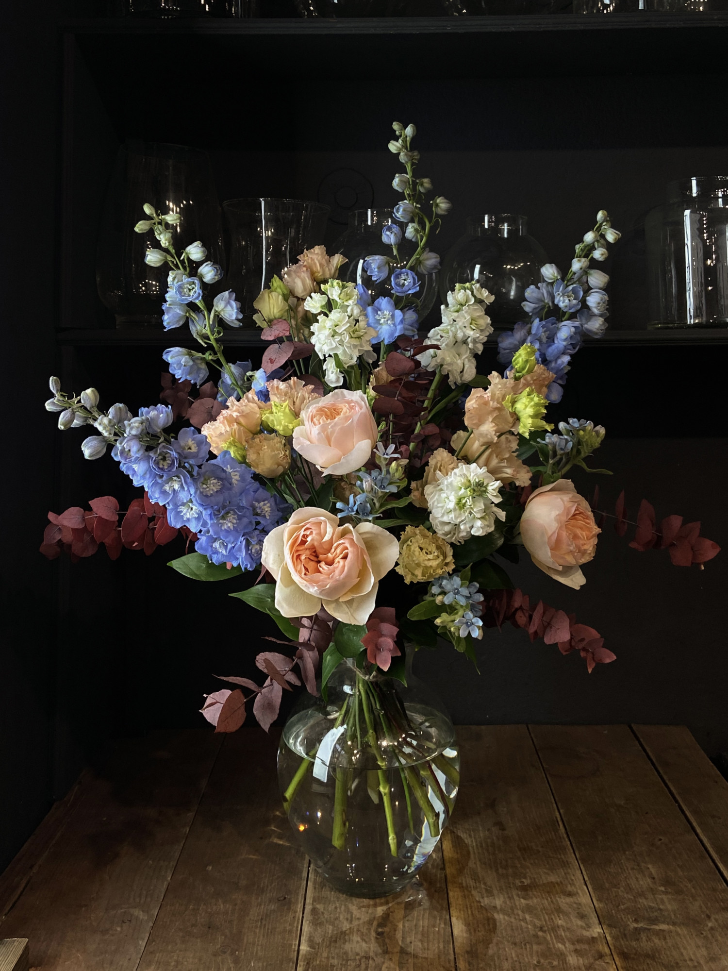 Изящный букет «Аделаида» с дельфиниумом и пионовидными розами фото 1 — Городской букет