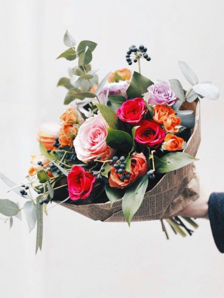 Букет «Мишель», ассорти из крупных и кустовых роз, с сезонными ветвями фото 2 — Городской букет