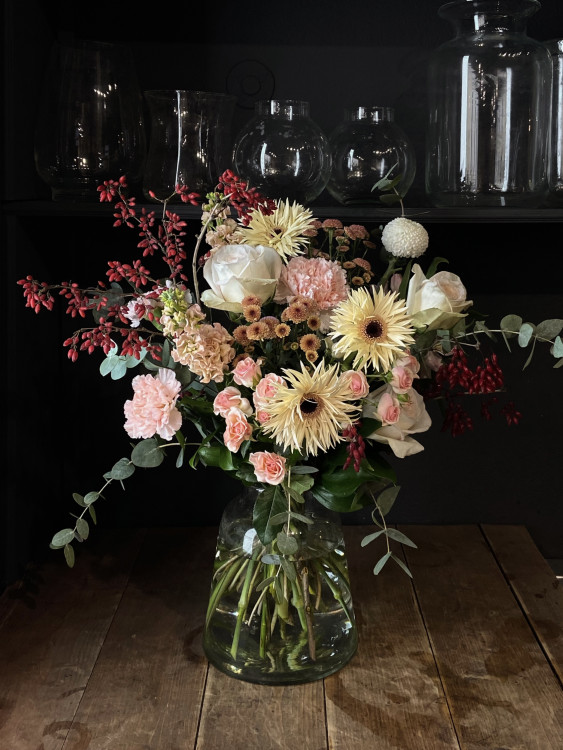 Букет «Хлоя» с герберами, розами и маттиолой — Городской букет