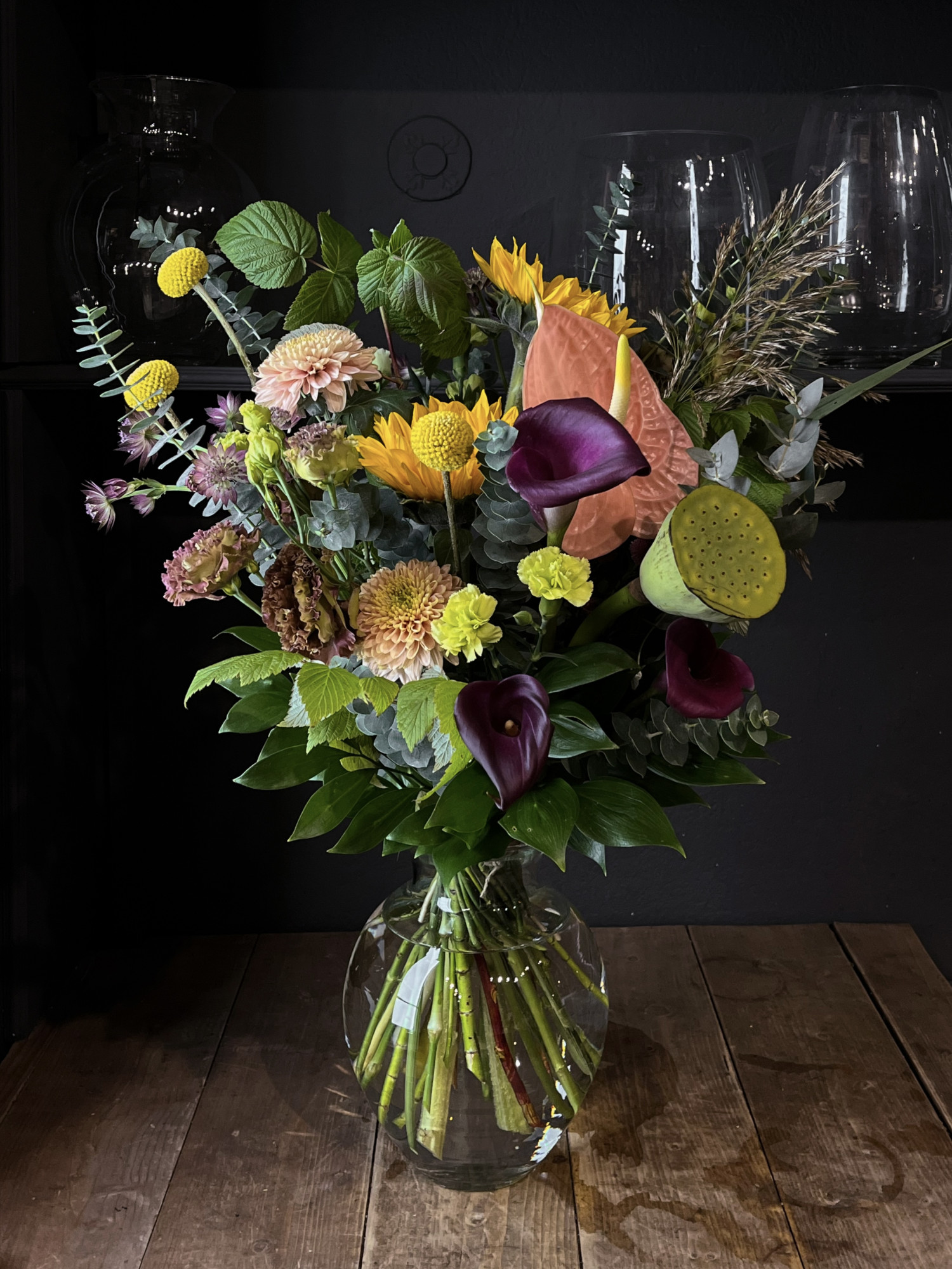 Букет «Цветочный вальс» с антуриумом, каллами и декоративным подсолнухом фото 1 — Городской букет