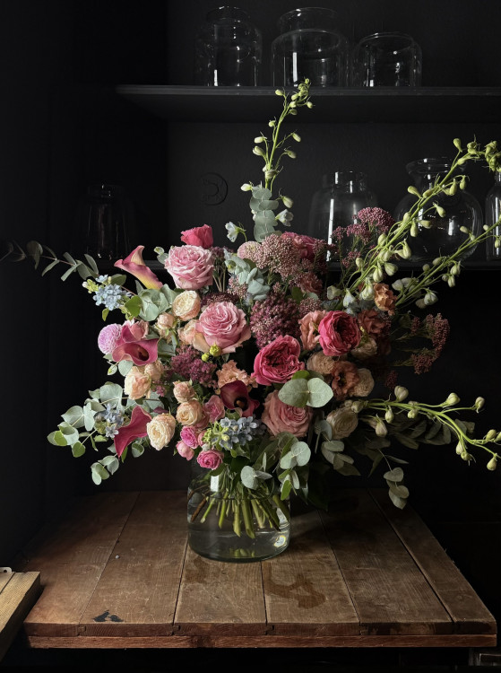 Изысканный букет «Ослепительный ноябрь» с дельфиниумом и пионовидными розами — Городской букет