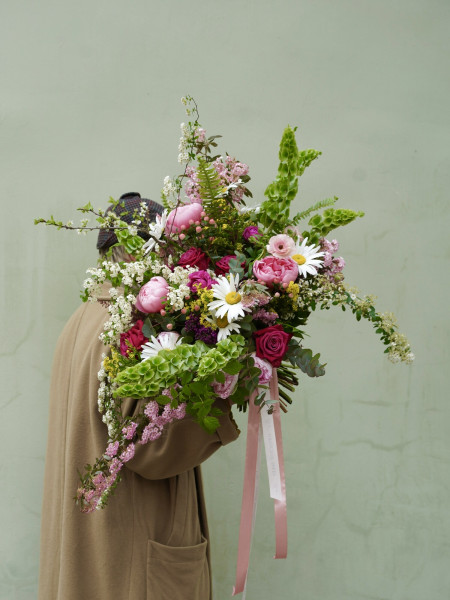 Букет «Мадлен» с садовыми ромашками и весенними ветками  фото 1 &mdash; Городской букет