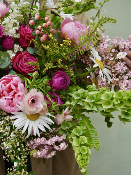 Букет «Мадлен» с садовыми ромашками и весенними ветками  фото 2 &mdash; Городской букет