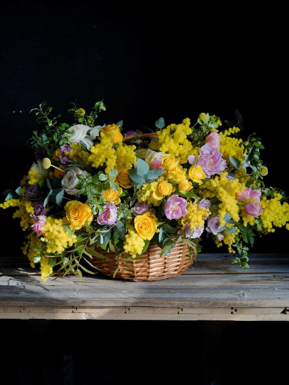 Весенняя корзина «Золотое сердце»  — Городской букет