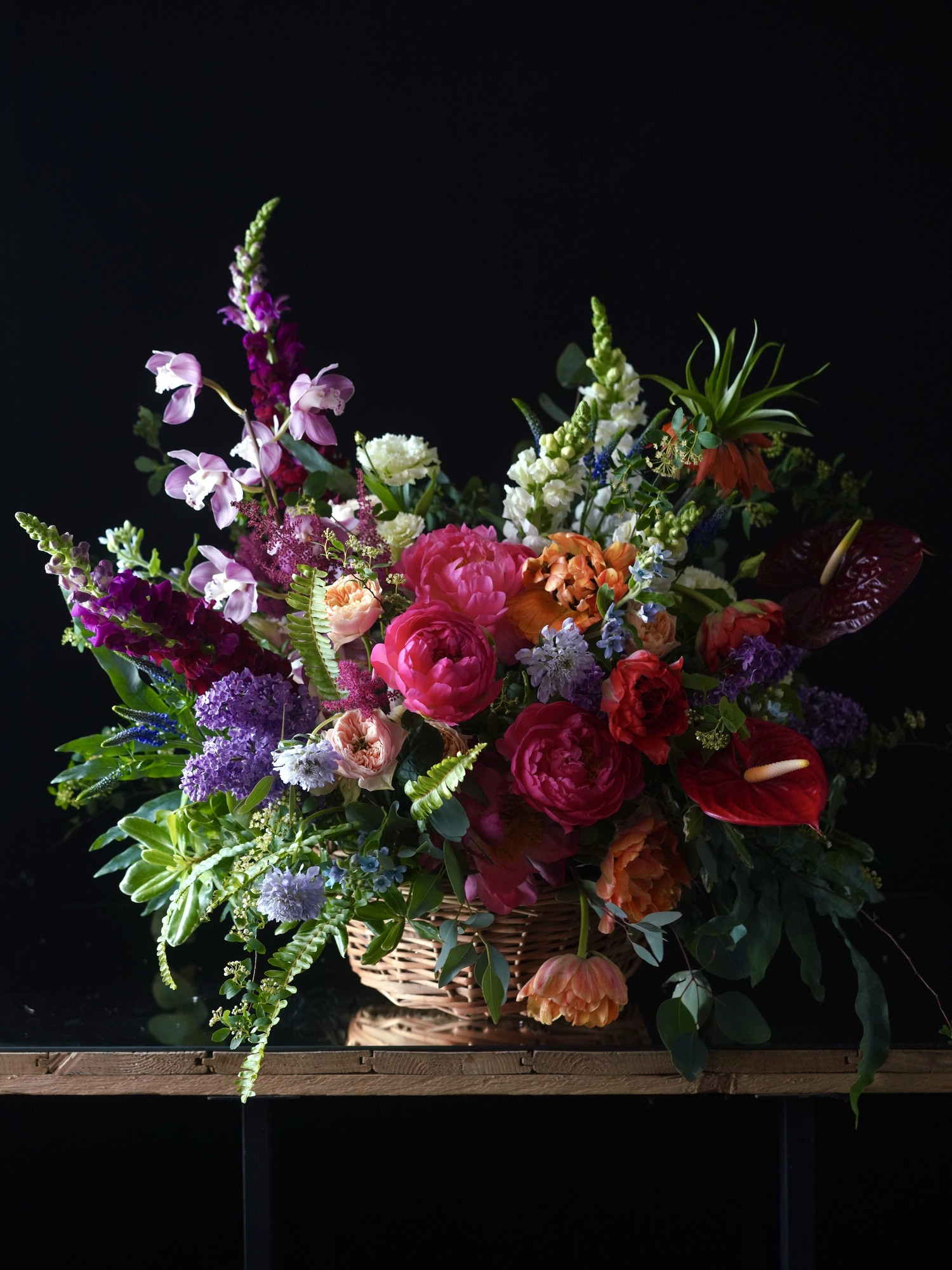 Цветочная композиция «Майская гроза» в корзине фото 1 &mdash; Городской букет