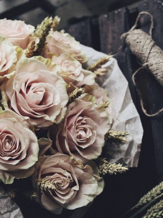 Винтажный букет «Брижит» с нежными розами и колосьями — Городской букет